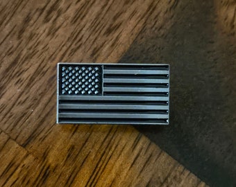 Patriotismo sutil: pin de solapa con bandera estadounidense tenue