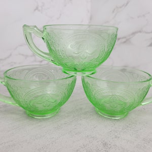 Juego de tres tazas de té vintage de Indiana Glass con forma de herradura de vidrio de uranio verde / Tazas de té vintage de vidrio Vaselina con efecto depresión verde