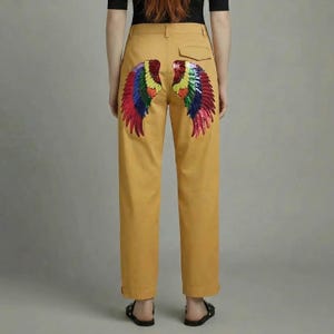 Calça cargo de algodão mostarda com asas bordadas - Upcycled You Must Create XS/S