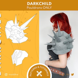 Könnte beinhalten: Graue Darkchild Schulterstücke mit scharfen Spitzen. Das Bild enthält eine Seitenansicht des Schulterstücks an einer Person und ein Diagramm. Der Text auf dem Bild lautet "DARKCHILD Pauldrons ONLY" und "PATTERNS & TUTORIALS".