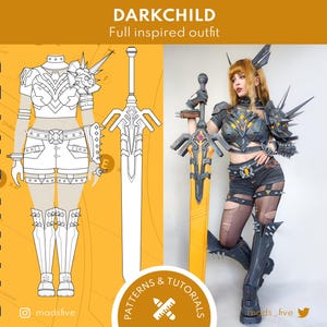 Peut inclure: Image d'une tenue complète inspirée de Darkchild. La tenue comprend un plastron détaillé, un short et des bottes montantes. Une grande épée avec des accents jaunes est également présentée. L'image comprend également un dessin au trait de la tenue et de l'épée.