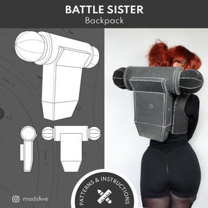 Può includere: Uno zaino grigio dal design unico, indossato da una persona. Lo zaino ha un corpo rettangolare con elementi cilindrici arrotondati sulla parte superiore. Il testo "BATTLE SISTER" e "Backpack" sono visibili. L'immagine include anche un modello e le istruzioni.
