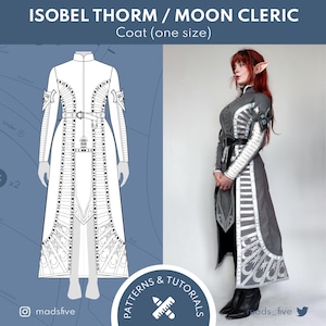 Puede incluir: Un abrigo blanco y gris con ribetes plateados y un cinturón. El abrigo tiene un diseño largo y fluido con detalles intrincados. El abrigo se muestra sobre un fondo blanco.