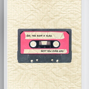 Könnte beinhalten: Gerahmter Druck mit einem Retro-Kassetten-Design. Die Kassette ist rosa und schwarz, mit den Texten "OH, THE BOYS A SLAG" und "BEST YOU EVER HAD". Der Hintergrund ist ein strukturiertes, cremefarbenes Papier.