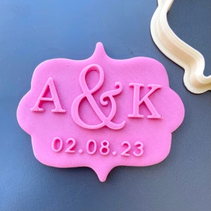 Peut inclure: Emporte-pièce en plastique rose en forme de bannière avec les lettres A & K et la date 02.08.23.
