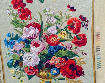 Beau bouquet de fleurs dans un grand vase belle tapisserie française vintage terminé french tapestry