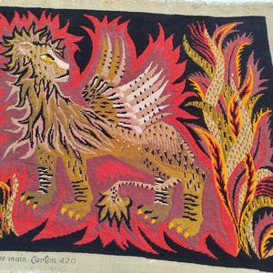 フランスのタペストリーのルルサ様式で現代の有翼のライオンを表現した、希少で素晴らしい刺繍、ヴィンテージのフランス製キャンバス