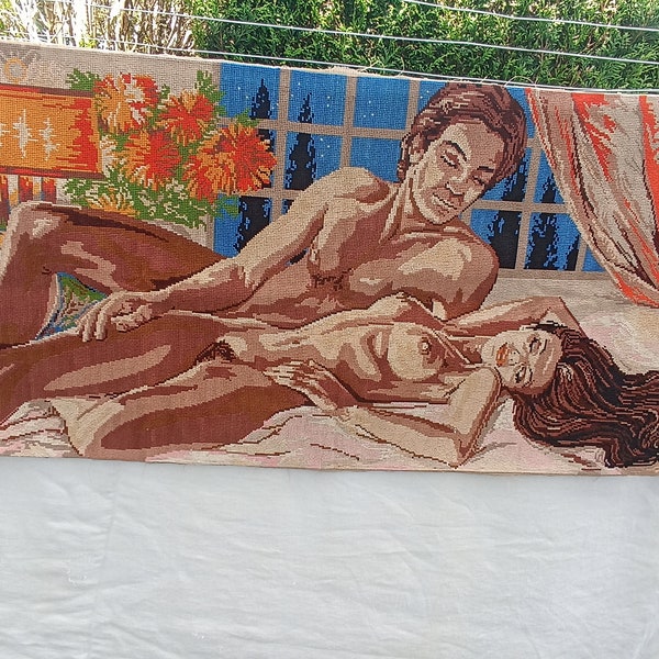 Rare tableau tapisserie vintage français Canevas brodé fini a l'aiguille l'etreinte d' un couple nu qui s'enlace french tapestry