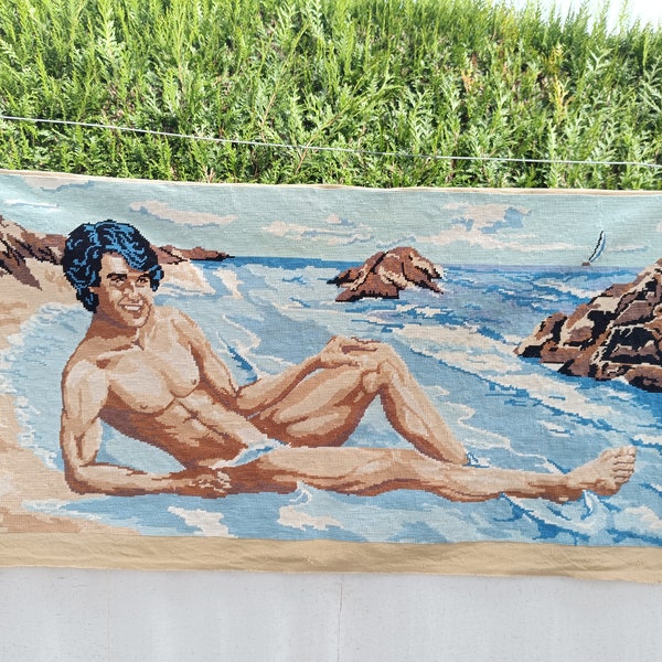 Pépite rare Superbe tapisserie broderie terminée français vintage homme nu allongé a la plage french tapestry