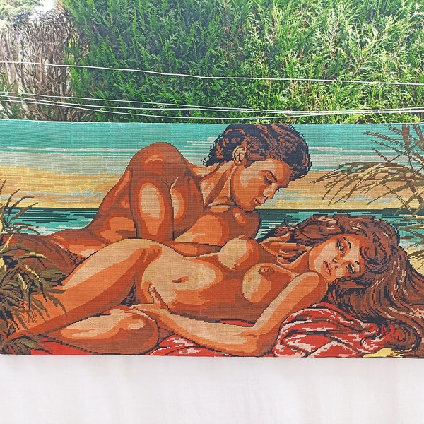 Rare tapisserie français vintage canevas brodé main fini a l'aiguille couple nu a la plage summer body Glow d'après Charly  french tapestry