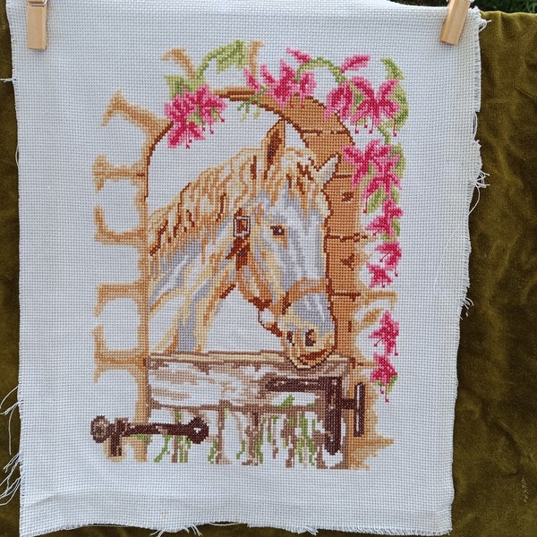 ravissante tapisserie française d'une tête de cheval et fleurs roses shabby chic  aux point de croix perlé french tapestry