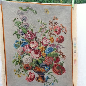 großer französischer Vintage-Wandteppich, handbestickte Leinwand, mit Nadelspitze veredelt, der große Blumentopf, französischer Wandteppich aus dem 18. Jahrhundert