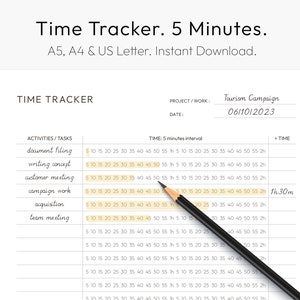 Può includere: Un foglio di tracciamento del tempo stampabile con una griglia di intervalli di 5 minuti. Il foglio è progettato per tenere traccia delle attività e dei compiti, con colonne per il tempo, le attività e una colonna di tempo totale. Il foglio è intitolato "Time Tracker. 5 Minutes." e include il testo "Tourism Campaign" e "06/10/2023".