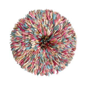 Peut inclure: Une suspension murale ronde en paille tressée, avec un centre de plumes roses, bleues et crème. Les plumes sont disposées en forme de rayon, créant un design unique et texturé.