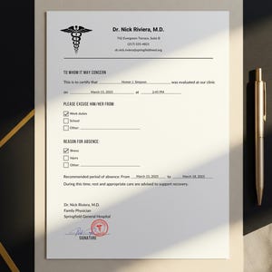 Puede incluir: Un documento médico del Dr. Nick Riviera, M.D., con un símbolo de caduceo. El documento incluye el nombre del paciente, Homer J. Simpson, y las fechas de evaluación y ausencia recomendada. Un bolígrafo dorado descansa al lado.