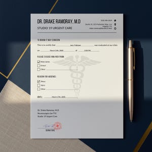 Puede incluir: Un certificado médico del Dr. Drake Ramoray, M.D, Studio 19 Urgent Care. El documento incluye el nombre del paciente, la fecha de evaluación y los motivos de ausencia. Un bolígrafo dorado descansa en el lado derecho del documento.