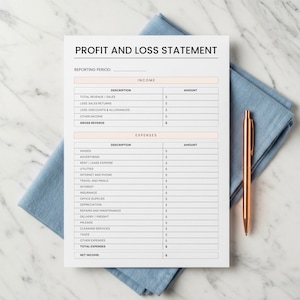 Op de afbeelding: Een winst- en verliesrekening op wit papier met een gouden pen en een blauwe doek. Het document bevat secties voor inkomsten en uitgaven, met lijnen voor financiële gegevens. De titel luidt "PROFIT AND LOSS STATEMENT".