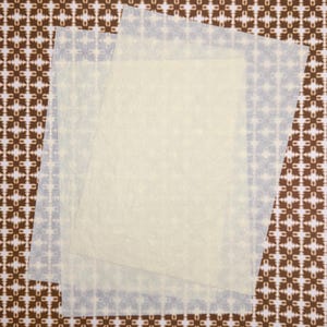 Hojas de papel de piel de cebolla amarilla