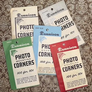 Esquinas adhesivas para montaje fotográfico Dennison NuAce (varios colores)