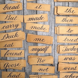 Puede incluir: Una colección de tiras de papel rectangulares de color tostado con varias palabras en inglés impresas en cursiva negra, incluyendo palabras como a, home, So, bag, I, The, bread, it, the, But, made, then, carry, make, to, Duck, me, tried, eat, myself, Turkey, found, No, was, Goose, not, went, had, Please, when, help, said, will, Hen y Yes.