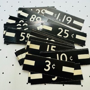 Pilhas de cartas de preço vermelhas ou pretas