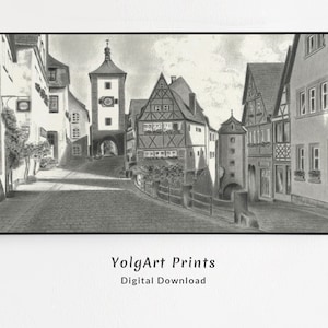 Op de afbeelding: Een zwart-witte potloodtekening van een smalle straat in een Europese stad. De straat wordt geflankeerd door gebouwen, waarvan sommige vakwerkgevels hebben. Aan het einde van de straat staat een hoge toren.