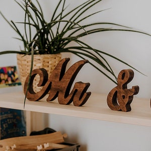 Letrero de madera de Sr. y Sra. para mesa de boda, letrero de Sr. y Sra. para recepción de boda, centro de mesa de boda personalizado, letreros para mesa principal,