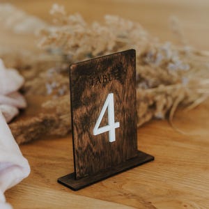 Números de mesa de madera minimalistas para la planificación de bodas, asignación de mesas, tarjetas de ubicación para bodas, cumpleaños importantes y decoración de restaurantes