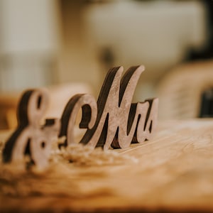 Mr and Mrs Sign, Decoración rústica de mesa de boda, Letreros de madera cortados con láser para Mr y Mrs, Decoración de señalización de mesa principal, Letreros de boda para decoración de recepción