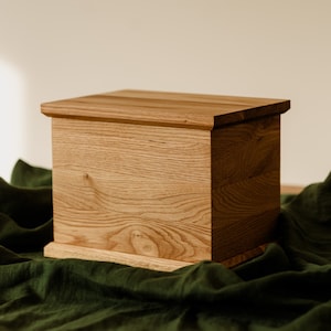 Wooden Oak Urn for human ashes | Natural Color | Minimal Urn | Handmade Urn