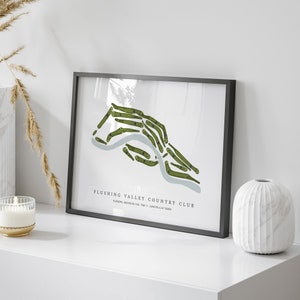 Puede incluir: Una impresión enmarcada en negro de un mapa de campo de golf con colores verde y blanco. El texto "Flushing Valley Country Club" está impreso debajo del mapa. El texto "Flushing, Michigan, USA - Par 71 - Longitud 6.147 Yardas" está impreso debajo del nombre del club.
