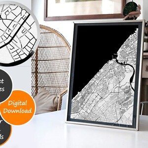 Può includere: Una stampa di mappa di città in bianco e nero con nomi di strade, incorniciata in una cornice argentata. La stampa è su sfondo bianco e si trova su un tavolo bianco. Il testo "Street Names", "Digital Download" e "Super High Details" è visibile nell'immagine.