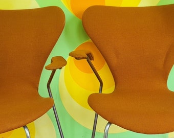 Arne Jacobsen | 7er Armlehnenstuhl | Hersteller Fritz Hansen | Orange I Stoffbezug | 70er Jahre