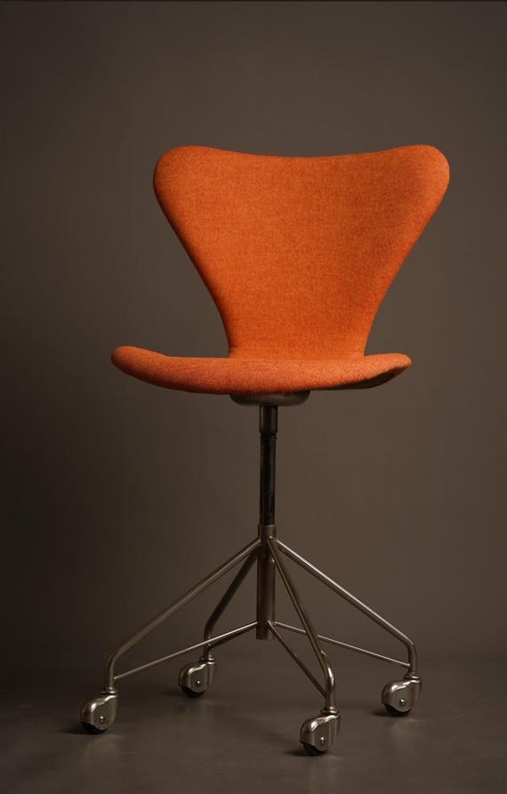 Arne Jacobsen | Swivel Chair | Model 3117 | Manufacturer Fritz Hansen | Vintage | 50s icon home decor stylish shapely classic timeless