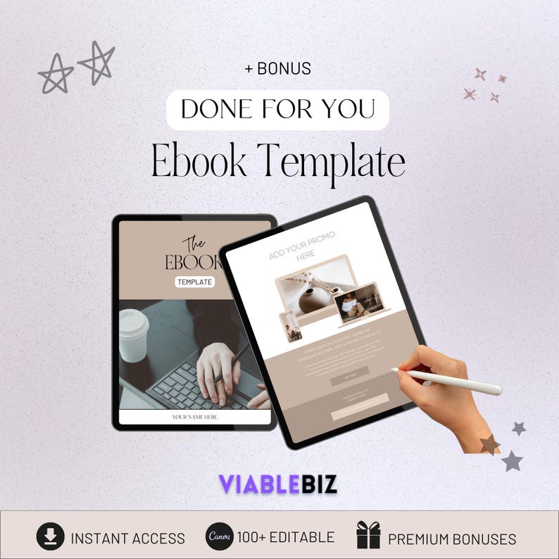 Może przedstawiać: Cyfrowy makiet szablonu e-booka na ekranie tabletu. Szablon ma beżowe tło z minimalistycznym designem. Na ekranie wyświetla się tekst "The Ebook Template". Tablet leży na białej powierzchni, a ręka trzyma rysik.