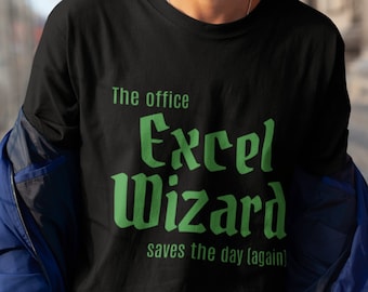 Könnte beinhalten: Ein schwarzes T-Shirt mit grünem Text, der "The office Excel wizard saves the day (again)" lautet.