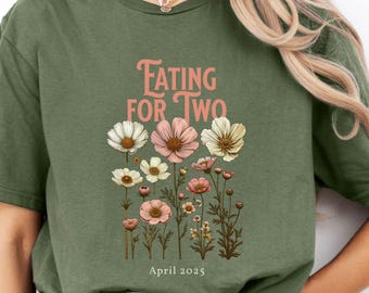 Floral Pregnancy Announcement T-Shirt: Personalized Mom-to-Be Tee