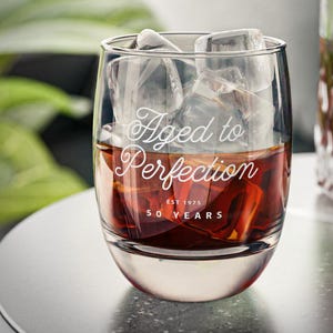 Whiskyglas, gealtert zur Perfektion 50. Geburtstagsgeschenk für Männer, Zolljahr-Whisky-Liebhaber-Vati-Großvater, lustige personalisierte Glaswaren, geätzt