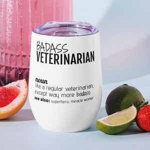Cadeau vétérinaire drôle, définition vétérinaire Badass Tumbler à vin, nouveau vétérinaire Merci Promotion Graduation Anniversaire Tumbler Cadeau