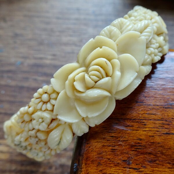 vintage 1950s deep cream celluloid rose daisy flower bangle bracelet mid century -R343