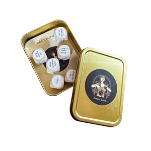Lenormand Orakelkubus: een houten kubus met tekst over de symbolen.