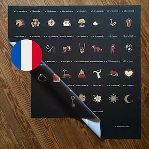 Könnte beinhalten: Ein schwarzes Poster mit einem Raster aus sechsunddreißig nummerierten Symbolen in Weiß, Gold und Rot, darunter ein Pferd, Kleeblatt, Schiff, Haus, Baum, Wolken, Schlange, Sarg, Blume, Sense, Peitsche, Eulen, Kind, Fuchs, Bär, Sterne, Ring, Buch und Mond.