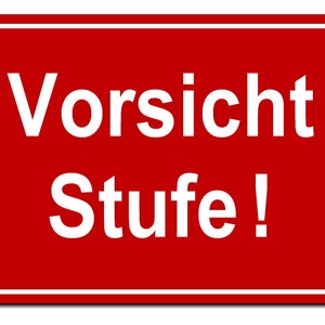 Könnte beinhalten: Rotes Warnschild mit weißem Text, der "Vorsicht Stufe!" lautet.