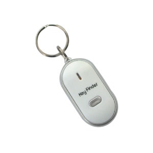 Könnte beinhalten: Ein weißer Schlüsselsucher mit einem silbernen Ring und dem Text "Key Finder" auf der Vorderseite.