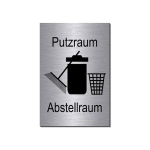 Op de afbeelding: Een zilveren bord met zwarte tekst en pictogrammen. Het bord staat "Putzraum Abstellraum" en toont een bezem, een prullenbak en een afvalbak.