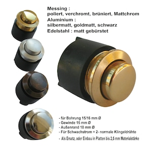 Op de afbeelding: Vier deurbelknoppen in verschillende afwerkingen: gepolijst messing, geborsteld nikkel, geborsteld brons en geborsteld roestvrij staal. De knoppen hebben een diameter van 3,8 cm en een gat van 24 mm voor installatie. De tekst op de afbeelding luidt: "Messing: poliert, verchromt, brüniert, Mattchrom Aluminium: silbermatt, goldmatt, schwarz Edelstahl: matt gebürstet - für Bohrung 15/16 mm Ø - Gewinde 15 mm Ø Außenrand 18 mm Ø - Für Schwachstrom = 2- normale Klingeldrähte Als Ersatz, oder Einbau in Platten bis 2,5 mm Materialstärke"