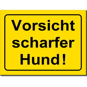 Könnte beinhalten: Gelbes Warnschild mit schwarzem Text, der "Vorsicht scharfer Hund!" lautet, was "Vorsicht vor beißenden Hunden!" bedeutet.