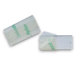 Könnte beinhalten: Zwei transparente, rechteckige Kunststoff-Etikettenhalter mit Kleberücken. Ein Halter trägt die Wörter "performance" und "transparency". Der andere Halter hat eine teilweise abgezogene Kleberückseite.