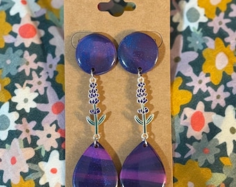 Lindos aretes en color verde azulado y rosa con detalles dorados, hechos a mano en arcilla polimérica.