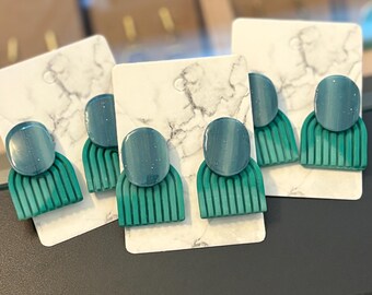 Pendientes de arcilla polimérica azul y verde azulado hechos a mano